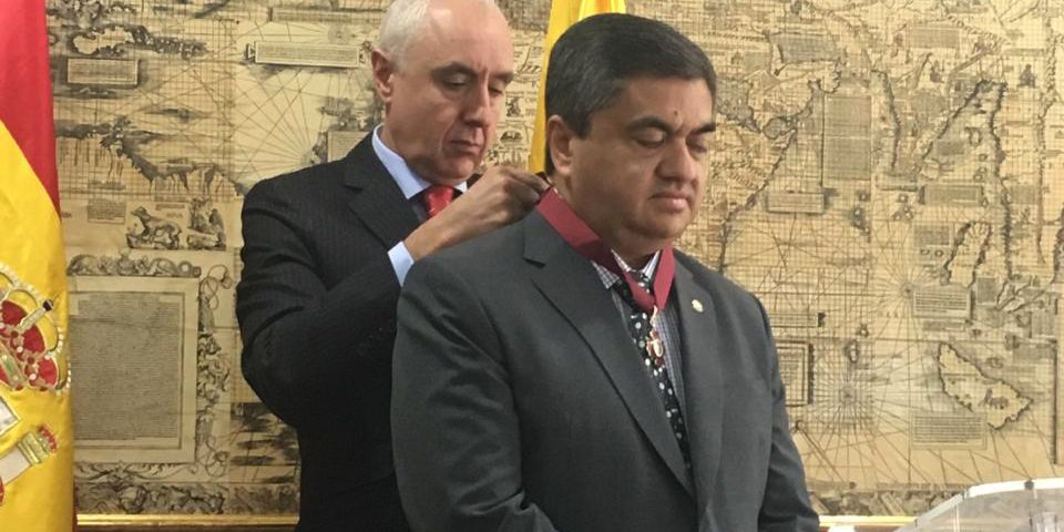 Oscar Amaya recibe la Orden de Alfonso X El Sabio